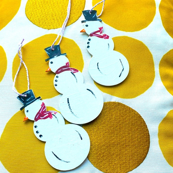 HANDPAINTED ๐๏ธ SET OF 3 Adorable ๐ฅฐ wooden SMOWMEN HOLIDAY ORNAMENTS ๐๏ธ - Picture 2 of 5